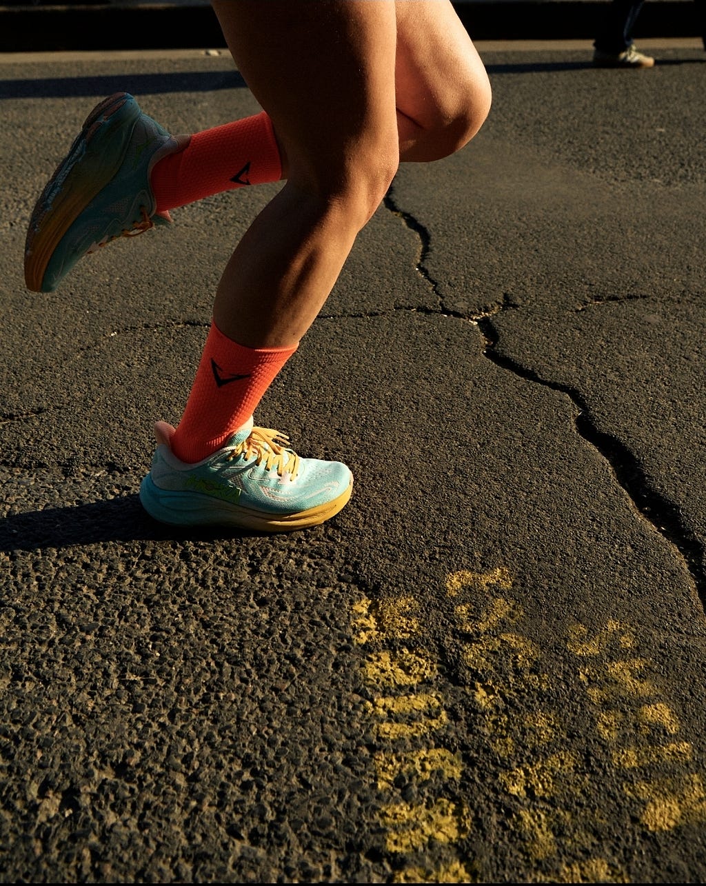 Surviving the "15km Wall" in Singapore: Why Your Feet Give Up Before Your Lungs.